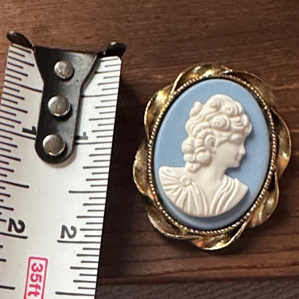 Vintage Gold and Blue Cameo Brooch - Picture 6 of 7